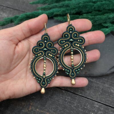 Kolczyki sutasz zielone lekkie wiszące eleganckie koła handmade wieczorowe biżuteria artystyczna marki Katrina Rossa na dłoni