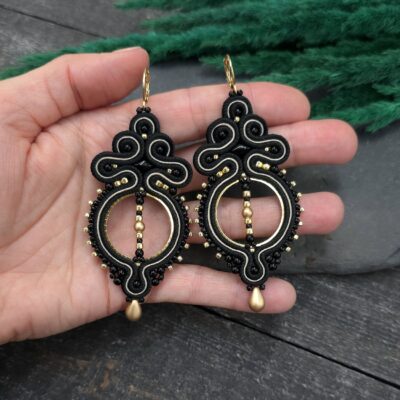 Kolczyki sutasz czarne lekkie wiszące eleganckie koła handmade wieczorowe biżuteria artystyczna marki Katrina Rossa na dłoni