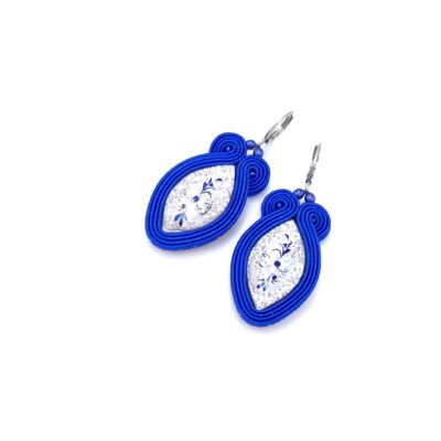 Kolczyki sutasz handmade niebieskie chabrowe lekkie małe codzienne biznesowe z glinki polimerowej z kwiatami biżuteria artystyczna marki Katrina Rossa na białym tle