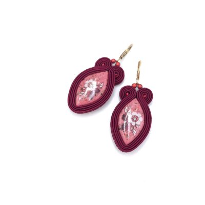 Kolczyki sutasz handmade bordowe lekkie małe codzienne biznesowe z glinki polimerowej z kwiatami biżuteria artystyczna marki Katrina Rossa na białym tle
