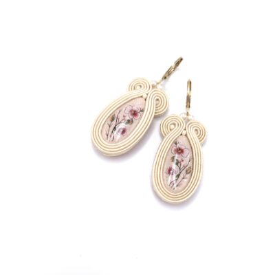 Kolczyki sutasz handmade kremowe ecru lekkie małe codzienne biznesowe z glinki polimerowej z kwiatami biżuteria artystyczna marki Katrina Rossa na białym tle