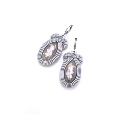 Kolczyki sutasz handmade szare lekkie małe codzienne biznesowe z glinki polimerowej z kwiatami biżuteria artystyczna marki Katrina Rossa na białym tle