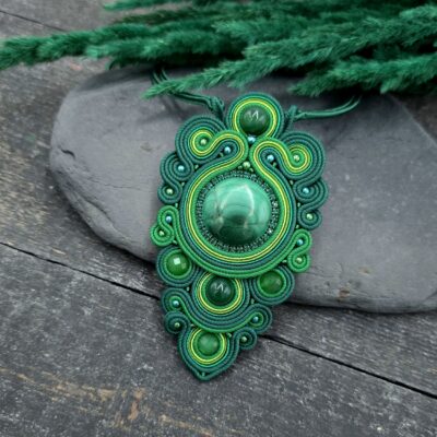 Wisiorek sutasz zielony z malachitem ozdobny bogaty naszyjnik leśny handmade elegancki klasyczny biżuteria artystyczna marki Katrina Rossa na kamieniu