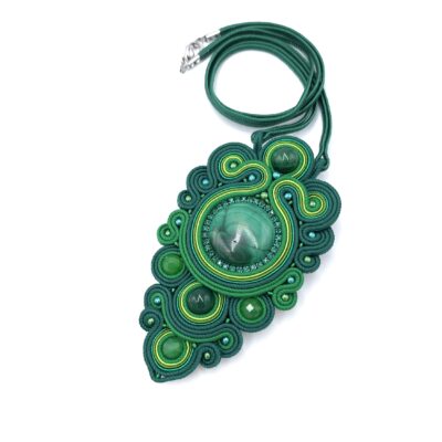 Wisiorek sutasz zielony z malachitem ozdobny bogaty naszyjnik leśny handmade elegancki klasyczny biżuteria artystyczna marki Katrina Rossa na białym tle