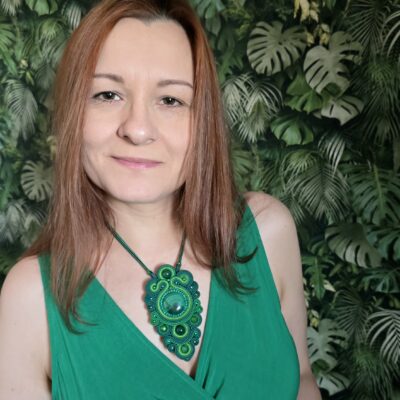 Wisiorek sutasz zielony z malachitem ozdobny bogaty naszyjnik leśny handmade elegancki klasyczny biżuteria artystyczna marki Katrina Rossa na modelce